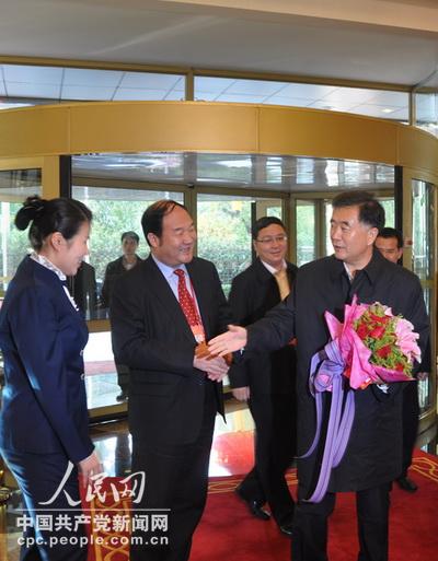 在廣東團住地，工作人員為汪洋書記送上鮮花，汪洋 主動與工作人員握手表示感謝。記者姚奕攝