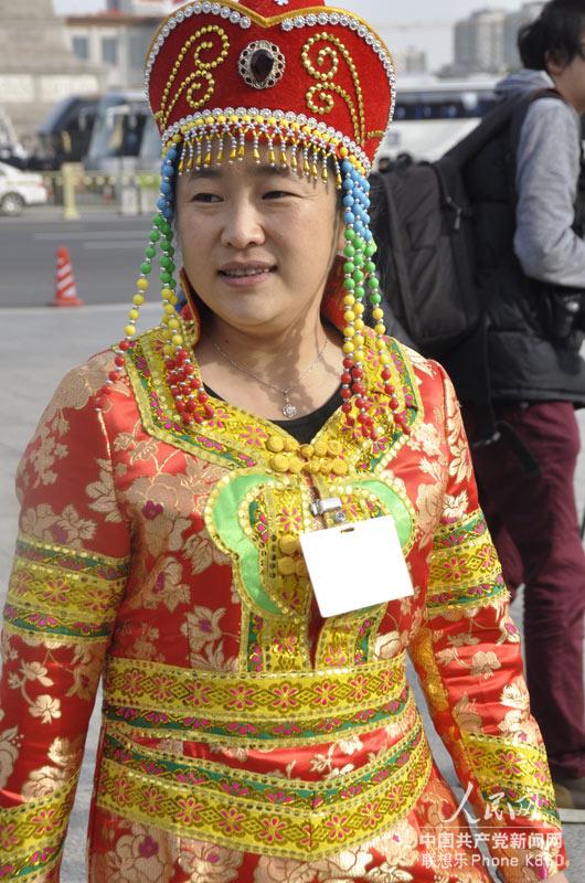 參加大會的少數民族女性代表入場。人民網記者 趙蓉 攝