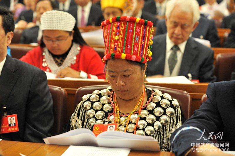代表聽取報告。（人民網記者 翁奇羽 攝）
