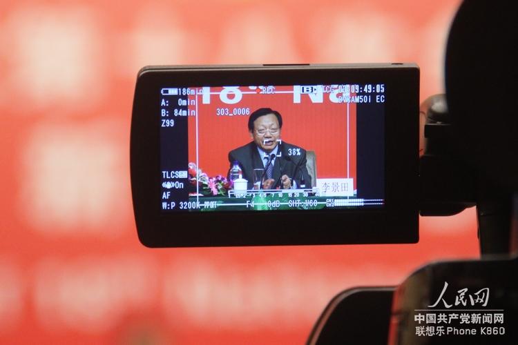 記者鏡頭中的李景田（人民網(wǎng)記者 毛雷 攝）