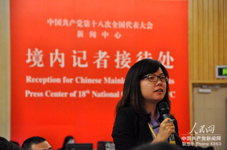 中央人民廣播電臺和中國廣播網記者現場提問（人民網 張啟川 攝）