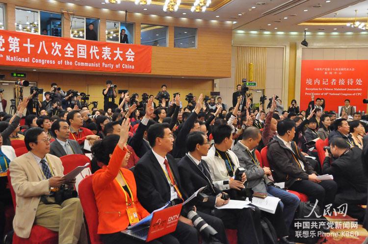 記者紛紛舉手提問。（人民網(wǎng) 張啟川 攝） 