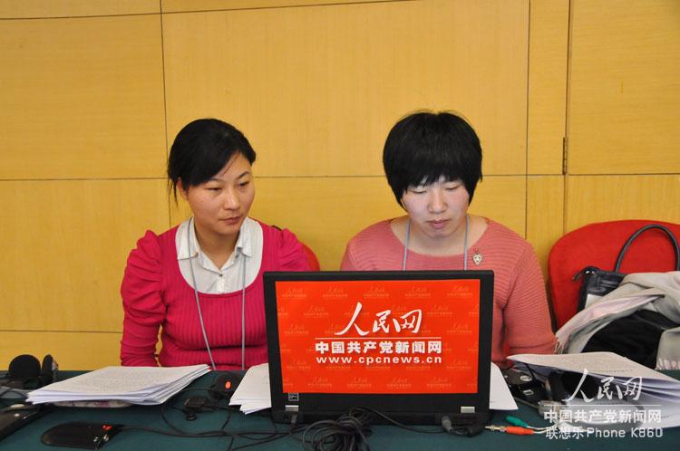 人民網(wǎng)直播組準(zhǔn)備就緒。（人民網(wǎng) 張啟川 攝）