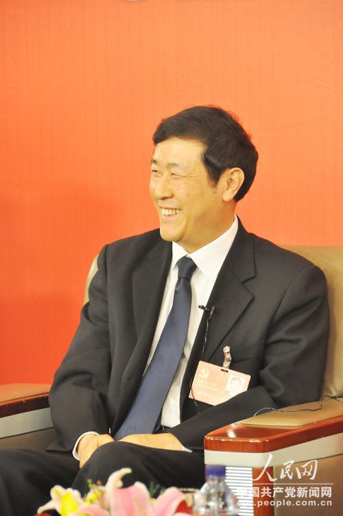 沈德詠回家記者提問(wèn)。人民網(wǎng) 張啟川 攝