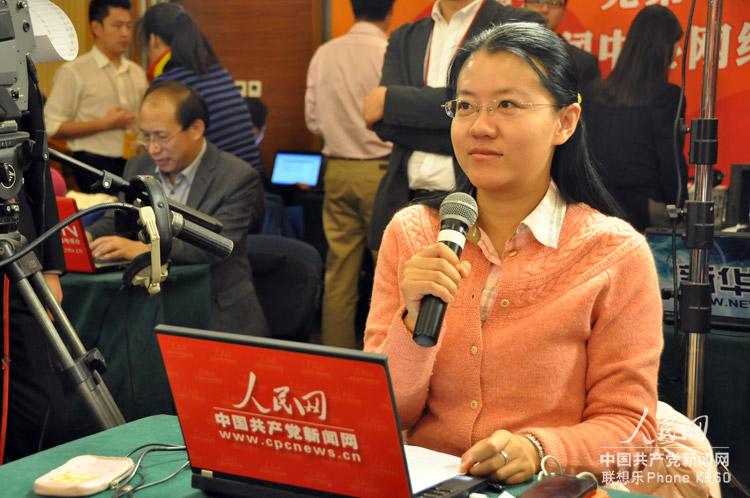 人民網(wǎng)記者現(xiàn)場(chǎng)提問。（人民網(wǎng) 張啟川 攝）