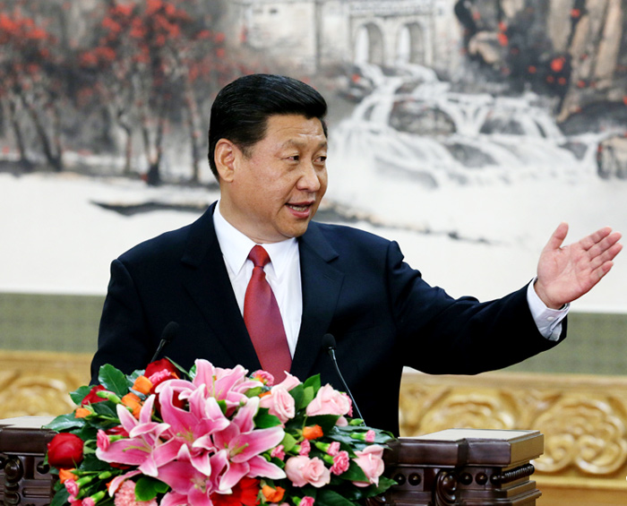      11月15日，剛剛在中共十八屆一中全會上當選的中共中央總書記習(xí)近平和中央政治局常委李克強、張德江、俞正聲、劉雲(yún)山、王岐山、張高麗在北京人民大會堂同採訪十八大的中外記者親切見面。這是習(xí)近平總書記發(fā)表講話。新華社記者鞠鵬攝 