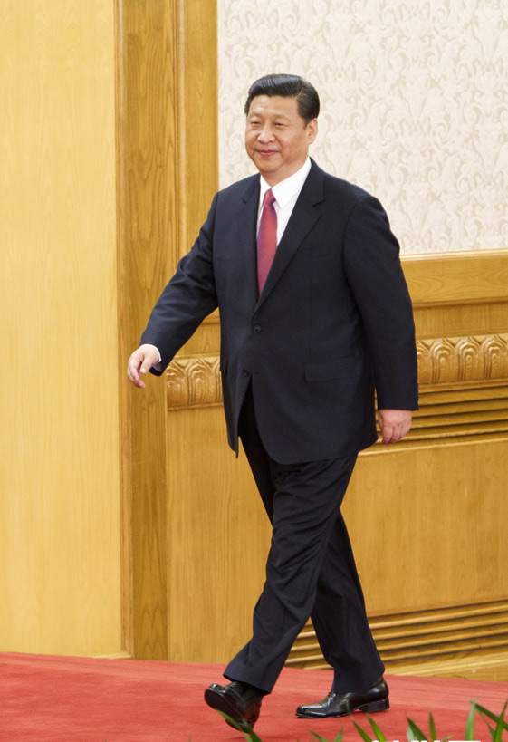     11月15日，剛剛在中共十八屆一中全會(huì)上當(dāng)選的中共中央總書記習(xí)近平和中央政治局常委李克強(qiáng)、張德江、俞正聲、劉雲(yún)山、王岐山、張高麗在北京人民大會(huì)堂同採訪十八大的中外記者親切見面。這是習(xí)近平總書記步入會(huì)場。新華社記者黃敬文攝 