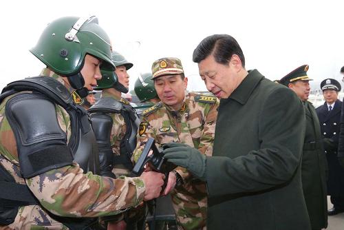 2013年1月29日，中共中央總書(shū)記、中共中央軍委主席習(xí)近平到武警部隊(duì)視察，代表黨中央、國(guó)務(wù)院和中央軍委，向武警部隊(duì)全體官兵致以節(jié)日的問(wèn)候。這是習(xí)近平在武警北京市總隊(duì)十三支隊(duì)察看部隊(duì)裝備。