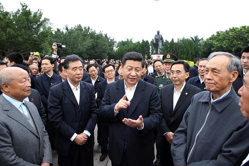 2012年12月7日至11日，中共中央總書記、中央軍委主席習(xí)近平在廣東省考察工作。這是習(xí)近平在深圳蓮花山公園與當(dāng)年參與特區(qū)建設(shè)的老同志交談。