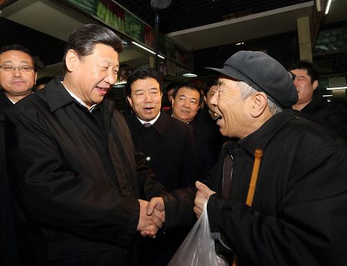 2013年2月4日，習(xí)近平在蘭州市城關(guān)區(qū)五泉菜市場考察時(shí)與前來買菜的居民親切交談。