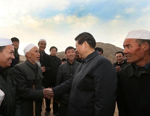 2013年2月3日，中共中央總書記、中共中央軍委主席習近平沿著陡峭山路來到山大溝深的臨夏回族自治州東鄉族自治縣布楞溝村看望東鄉族群眾。圖為習近平和村民們熱情握手。