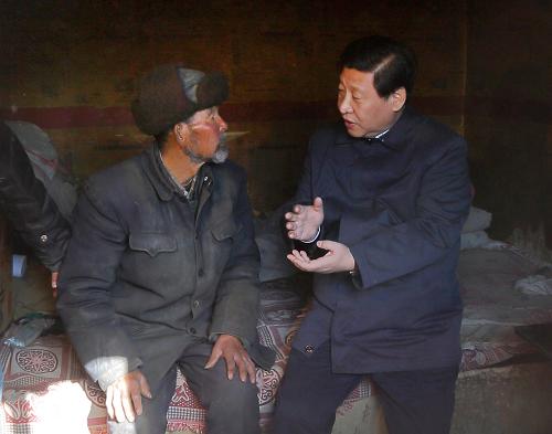 2013年2月3日，中共中央總書記、中共中央軍委主席習近平來到海拔2400多米、人均純收入1400多元的定西市渭源縣田家河鄉元古堆村看望困難群眾。圖為習近平和八旬老黨員馬崗親切交談，了解生產生活情況。