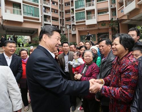 2012年12月7日至11日，中共中央總書記、中央軍委主席習近平在廣東省考察工作。這是習近平在深圳羅湖區(qū)南湖街道漁民村社區(qū)考察時與居民握手交談。