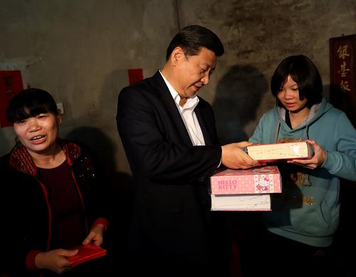 2012年12月7日至11日，中共中央總書記、中央軍委主席習近平在廣東省考察工作。這是習近平在順德黃龍村看望村民張錫堯一家時，向張錫堯的女兒贈送工具書和學習用具。