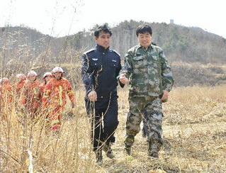 樊渭與森林公安、森林消防隊員一起上山巡邏