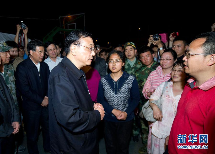   4月20日，中共中央政治局常委、國務(wù)院總理李克強(qiáng)抵達(dá)四川蘆山地震災(zāi)區(qū)察看災(zāi)情，部署抗震救災(zāi)工作。這是李克強(qiáng)在蘆山縣中學(xué)安置點(diǎn)看望受災(zāi)群眾。新華社記者 黃敬文 攝
