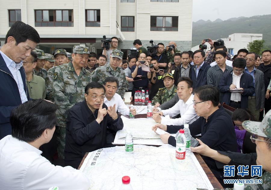   4月20日，中共中央政治局常委、國務(wù)院總理李克強抵達(dá)四川蘆山地震災(zāi)區(qū)察看災(zāi)情，部署抗震救災(zāi)工作。這是李克強在受災(zāi)嚴(yán)重的龍門鄉(xiāng)召開現(xiàn)場會。新華社記者 黃敬文 攝