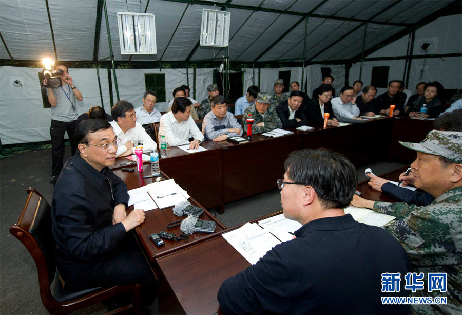   4月20日，中共中央政治局常委、國務院總理李克強抵達四川蘆山地震災區察看災情，部署抗震救災工作。這是李克強在蘆山縣臨時搭建的帳篷裡主持召開抗震救災工作會議。新華社記者 黃敬文 攝