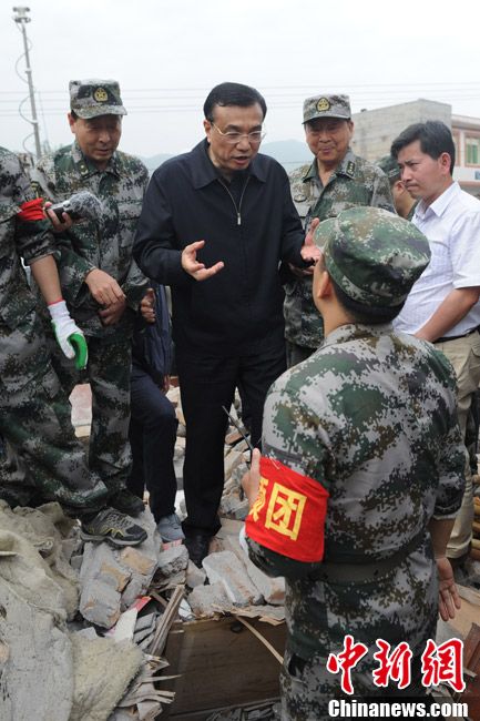 4月20日，中國國務院總理李克強抵達四川蘆山縣地震災區，看望慰問地震傷員並指揮搶險救援。圖為李克強在蘆山縣龍門鄉指揮搶險救援。中新社發 張浪 攝