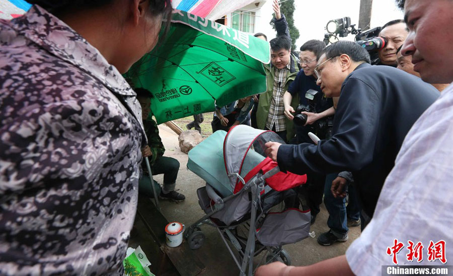 4月20日，四川雅安蘆山縣發生7.0級地震，李克強總理在地震災區看望受災群眾。中新社發 劉應華 攝