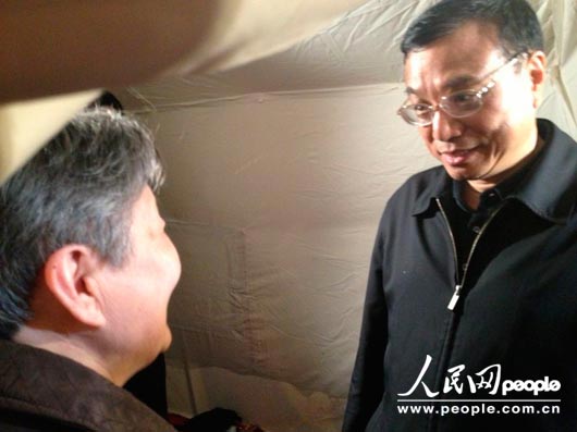 由於災(zāi)區(qū)余震不斷，房屋不安全。李克強(qiáng)在帳篷中叮囑一位老人晚上不要回家住，在帳篷裡堅(jiān)持一下。人民網(wǎng)記者白真智攝影報(bào)道