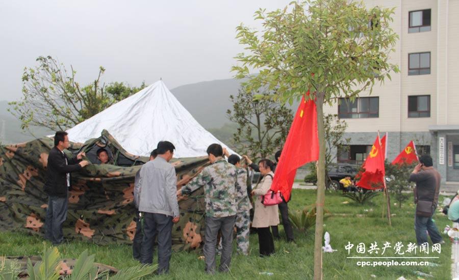 黨員干部在龍門鄉安置點幫助群眾搭建帳篷