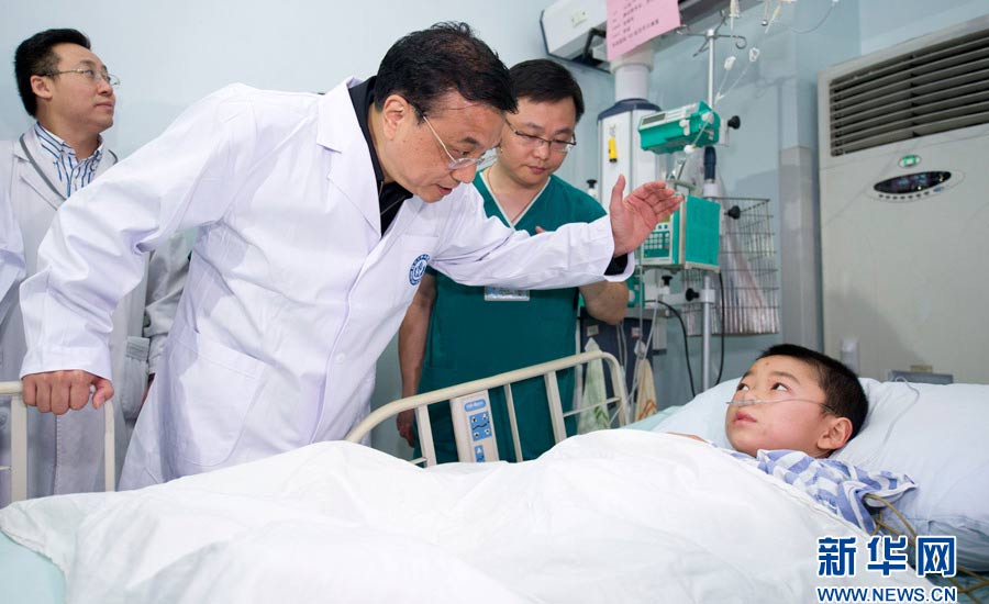  4月21日，中共中央政治局常委、國務院總理李克強來到成都華西醫(yī)院，看望在這裡接受治療的蘆山“4·20”地震危重傷員。新華社記者黃敬文攝