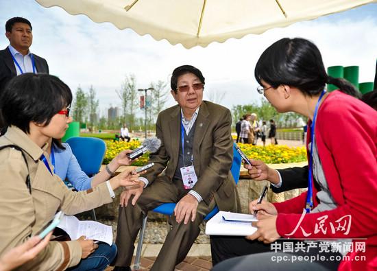 在西安浐灞濕地公園，柬埔寨人民黨中央常委、政府副首相索安接受記者採訪。（中國共產黨新聞網 崔小粟攝）