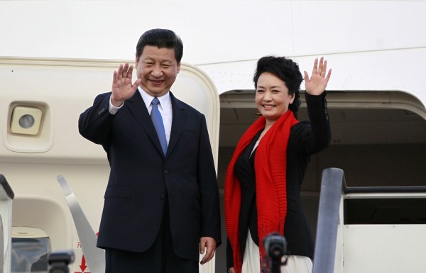 當地時間3月25日，習近平一行離開坦桑尼亞前往南非，坦總統在機場送別。