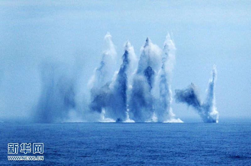 7月10日,在“海上聯(lián)合—2013”中俄海上聯(lián)演中,中國(guó)海軍艦艇編隊(duì)進(jìn)入實(shí)際使用武器演習(xí)海域。當(dāng)日,參加中俄“海上聯(lián)合—2013”實(shí)兵演習(xí)任務(wù)的艦艇編隊(duì),在俄羅斯彼得大帝灣成功進(jìn)行了對(duì)海、對(duì)空和對(duì)潛實(shí)兵實(shí)彈射擊演練。隨后,參加實(shí)兵演習(xí)任務(wù)的戰(zhàn)艦組成單縱隊(duì)駛?cè)腩A(yù)定海域,來(lái)自中俄雙方的13艘艦艇和3架飛機(jī)接受了閱兵艦——俄海軍太平洋艦隊(duì)旗艦“瓦良格”號(hào)導(dǎo)彈巡洋艦的檢閱,至此,中俄“海上聯(lián)合—2013”演練實(shí)兵演習(xí)任務(wù)正式結(jié)束。新華社記者 查春明攝
