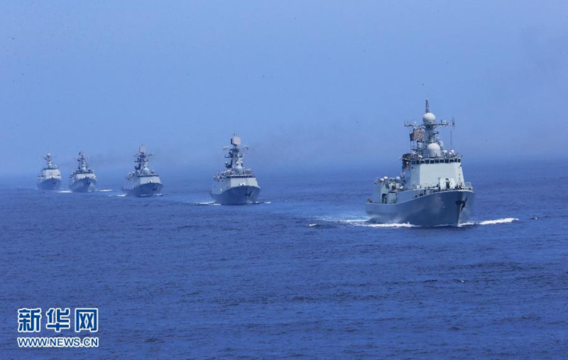 7月10日,在“海上聯合—2013”中俄海上聯演中,中國海軍艦艇編隊進入實際使用武器演習海域。當日,參加中俄“海上聯合—2013”實兵演習任務的艦艇編隊,在俄羅斯彼得大帝灣成功進行了對海、對空和對潛實兵實彈射擊演練。隨后,參加實兵演習任務的戰艦組成單縱隊駛入預定海域,來自中俄雙方的13艘艦艇和3架飛機接受了閱兵艦——俄海軍太平洋艦隊旗艦“瓦良格”號導彈巡洋艦的檢閱,至此,中俄“海上聯合—2013”演練實兵演習任務正式結束。新華社記者 查春明攝
