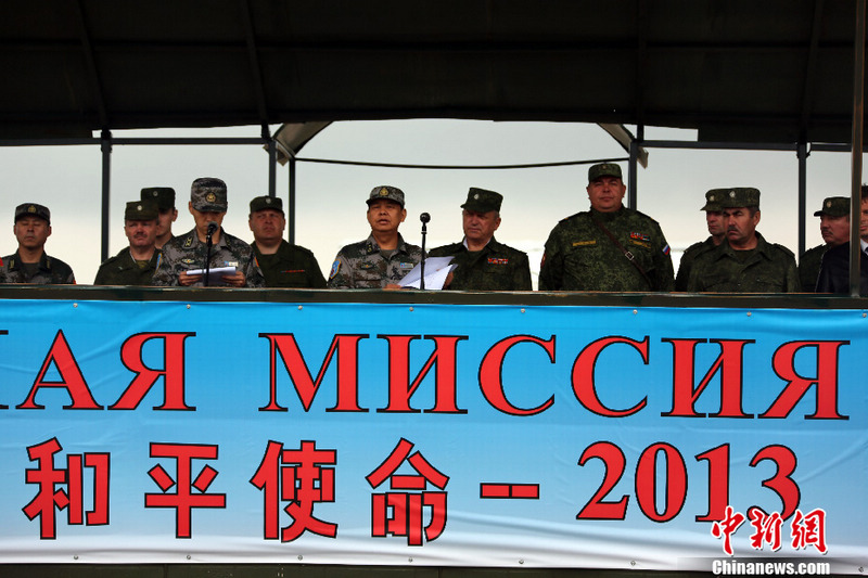 8月3日,“和平使命-2013”中俄聯合反恐軍事演習聯合導演部在設于俄羅斯中部軍區切巴爾庫爾合同訓練場內的野營村舉行開營儀式。俄方總導演、俄羅斯中部軍區司令伯格諾夫斯基,中方總導演、沈陽軍區副司令員石香元分別致辭,并接受媒體記者采訪。中新社發 李祥輝 攝