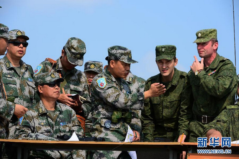 8月6日,在俄羅斯中部軍區(qū)切巴爾庫爾合同訓(xùn)練場,中俄官兵針對聯(lián)訓(xùn)進(jìn)行研究。 “和平使命—2013”中俄聯(lián)合反恐軍事演習(xí)戰(zhàn)役籌劃開始,部隊(duì)訓(xùn)練在切巴爾庫爾綜合訓(xùn)練場展開。8月6日,雙方參演部隊(duì)進(jìn)行了實(shí)兵實(shí)裝針對性訓(xùn)練。新華社發(fā)(譚長俊 攝)