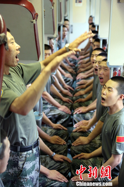 8月2日,參加“和平使命—2013”中俄聯(lián)合軍演的中國(guó)陸軍戰(zhàn)斗群鐵運(yùn)梯隊(duì)官兵,在俄軍提供的軍列上利用業(yè)余時(shí)間學(xué)唱俄語(yǔ)歌曲,為在聯(lián)演中與俄方開(kāi)展文化交流活動(dòng)做準(zhǔn)備。中新社發(fā) 李祥輝 攝