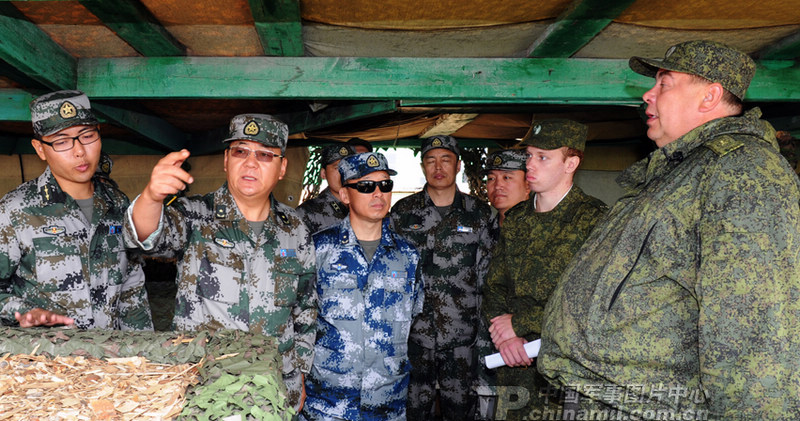 8月4日上午,“和平使命—2013”中俄聯合反恐軍事演習進行到第九天,在第一階段兵力投送結束后,今天正式展開戰役籌劃和磋商。中俄雙方副總導演在前沿指揮所就戰役籌劃階段事宜進行磋商。中國軍網記者李靖攝