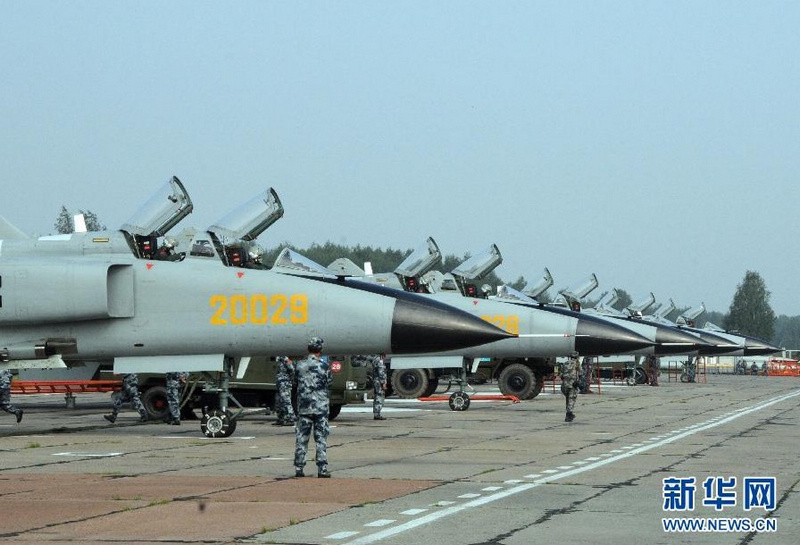 8月6日,在俄羅斯沙戈爾機場,“殲轟—7A”做起飛前的各項準備。當地時間6日10時許(北京時間12時許),參加“和平使命—2013”中俄聯合反恐軍事演習的中方空軍戰斗群首次組織靶區偵察實兵演練,完成到達演習地域后的第一個飛行任務。新華社記者王玉山攝
