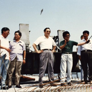 俞正聲同志照片集            1994年，時任山東省委常委、青島市委書記的俞正聲考察青島跨海高速公路的建設情況。