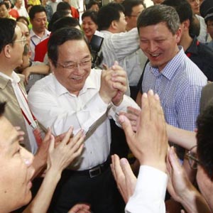俞正聲同志照片集            2012年6月10日，中共中央政治局委員、上海市委書記俞正聲在第一屆上海市民運動會開幕式上與當地市民交流。