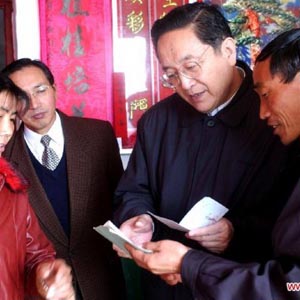 俞正聲同志照片集            2002年1月11日，湖北省委書記俞正聲在考察湖北嘉魚縣時，與當地農民交流。