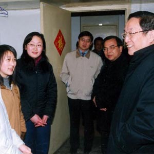 俞正聲同志照片集            2005年5月16日，中共中央政治局委員、湖北省委書記俞正聲在武漢大學學生宿舍與學生們交談。