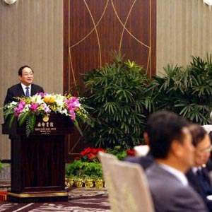 俞正聲同志照片集            2008年12月20日，中共中央政治局委員、上海市委書記俞正聲在為參加第四屆海峽兩岸經濟、貿易和文化論壇的國民黨主席吳伯雄以及國民黨榮譽主席連戰舉行的宴會上發表演講。