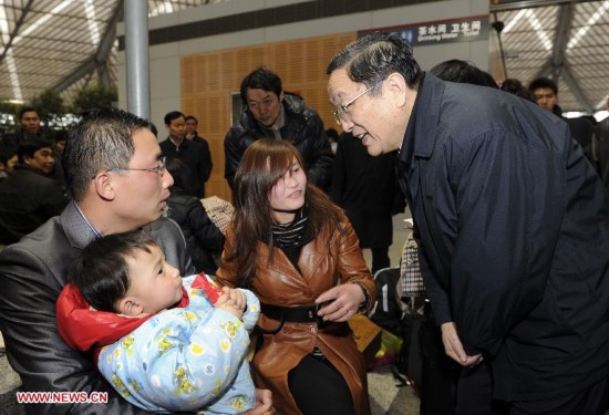 俞正聲同志照片集            2010年2月11日，中共中央政治局委員、上海市委書記俞正聲在上海火車南站視察春運工作時與旅客交談。