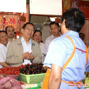 俞正聲同志照片集            2010年6月17日，中共中央政治局委員、上海市委書記俞正聲視察上海市徐匯區。