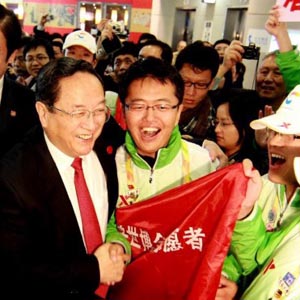 俞正聲同志照片集            2010年10月31日，中共中央政治局委員、上海市委書記俞正聲看望上海世博會的志願者。