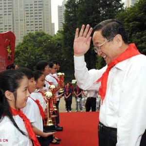 俞正聲同志照片集            2011年5月31日，中共中央政治局委員、上海市委書記俞正聲為上海市“十佳少先隊員”獲獎學生頒獎。