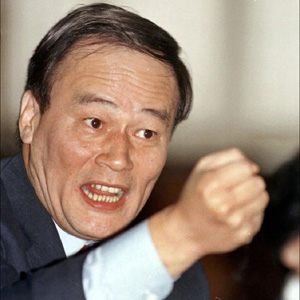 王岐山同志照片集            1999年3月，王岐山在九屆全國(guó)人大二次會(huì)議廣東代表團(tuán)會(huì)議上發(fā)言。
