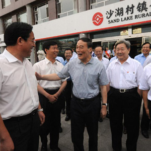 王岐山同志照片集            2009年6月15日，王岐山視察寧夏銀川沙湖村鎮(zhèn)銀行。