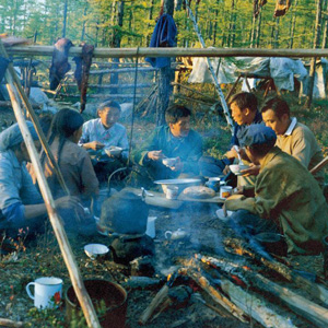 劉雲(yún)山同志照片集            1981年秋，劉雲(yún)山（中）作為新華社記者在內(nèi)蒙古敖魯古雅採訪時(shí)與鄂溫克獵民促膝交談。