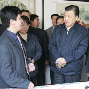 劉雲(yún)山同志照片集            2007年4月7日，劉雲(yún)山在河南省民權(quán)縣王公莊村畫虎村調(diào)研時(shí)，在該村“四大虎王”之一王建民的畫室裡了解村民從事繪畫產(chǎn)業(yè)情況。