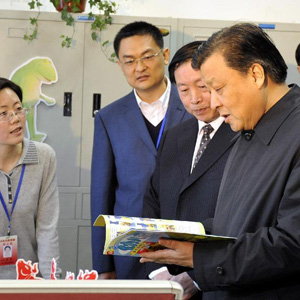 劉雲(yún)山同志照片集            2009年3月22日，時(shí)任中共中央政治局委員、中央書記處書記、中宣部部長的劉雲(yún)山在山東出版集團(tuán)公司調(diào)研，了解轉(zhuǎn)制為企業(yè)后的出版單位的情況。